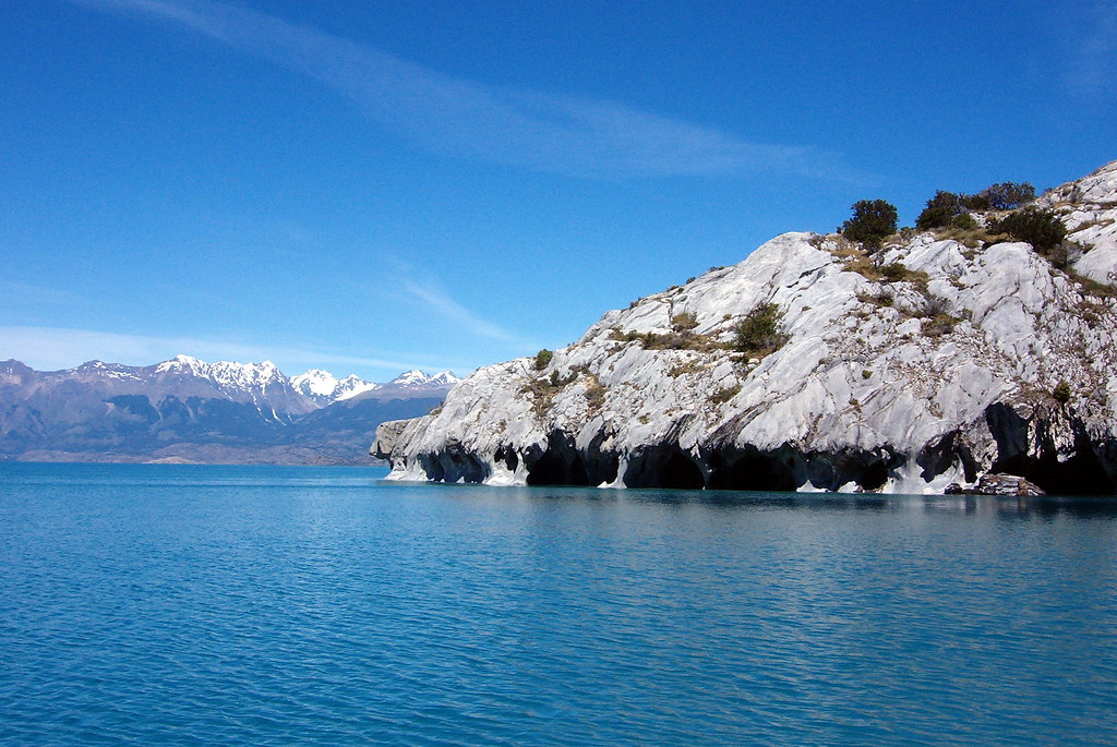 Vista detallada de las impresionantes formaciones rocosas de las Capillas de Mármol sobre aguas turquesas, la principal motivación de los viajeros al buscar cómo llegar a Puerto Río Tranquilo.